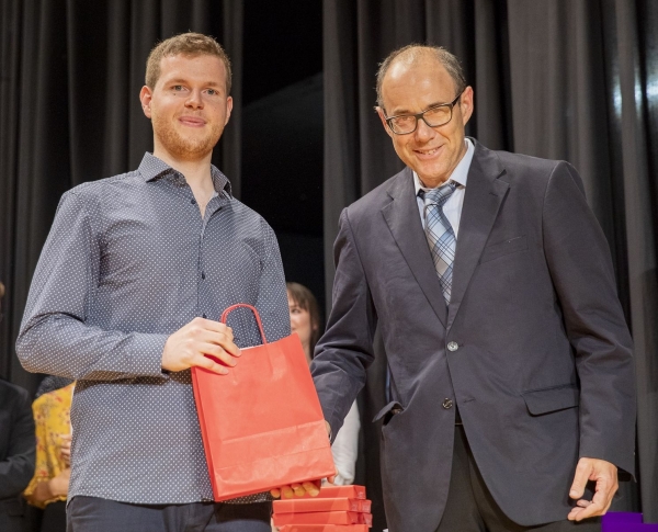 M. Hasenböhler/Head of Laboratory handing over the Prize to B. Gisi on 7th September 2018
